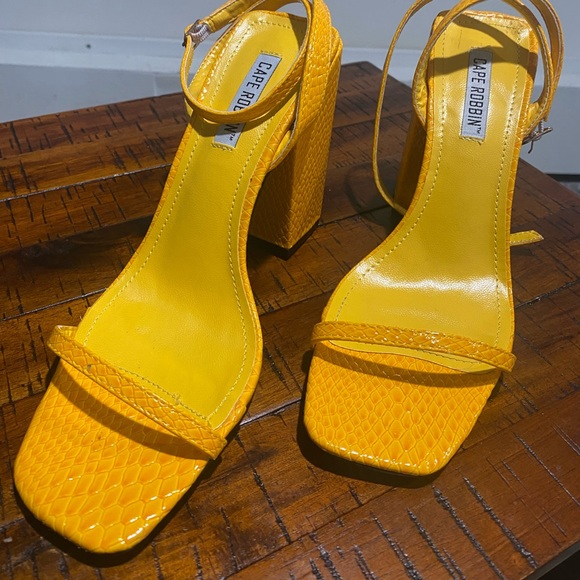 Cape Robbin Lorien Heel - Picture 4 of 5